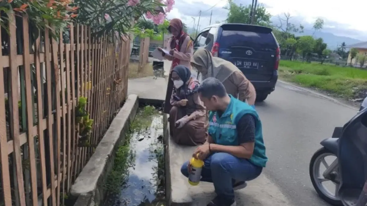 Dinas Kesehatan P2KB Provinsi Gorontalo yang juga memeriksa rumah para peserta PENAS XVII untuk survei dan intervensi pengendalian vektor, Selasa (16/6/2016). (ANTARA/HO-Diskominfotik)