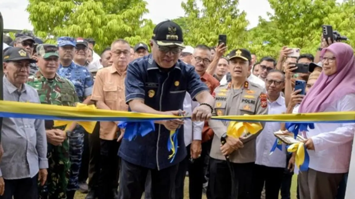 Media Center PENAS KTNA XVII diresmikan langsung oleh Bupati Gorontalo Sofyan Puhi melalui prosesi pengguntingan pita.(F:DKmfo)