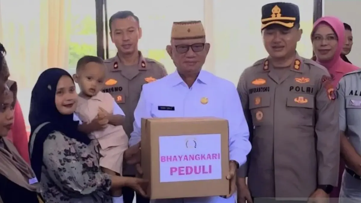 Bupati Bone Bolango Ismet Mile dan Kapolres Bone Bolango Akbp Supriantoro (tengah) saat menyerahkan bingkisan kepada masyarakat dalam bhakti sosial di Desa Tamboo, Kecamatan Tilongkabila, Kabupaten Bone Bolango, Gorontalo, Rabu (17/06/2026). ANTARA/HO-Kominfo Bone Bolango