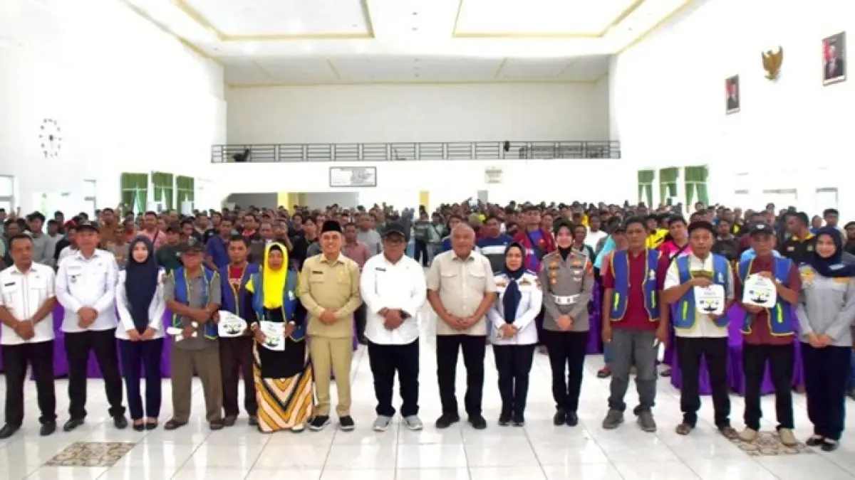 Pemerintah Kabupaten Gorontalo membagikan 971 voucher BBM gratis sebagai bentuk dukungan terhadap sektor transportasi rakyat. Penyerahan bantuan dilakukan oleh Wakil Bupati Gorontalo Tonny S. Junus.(F:Dkmfo)
