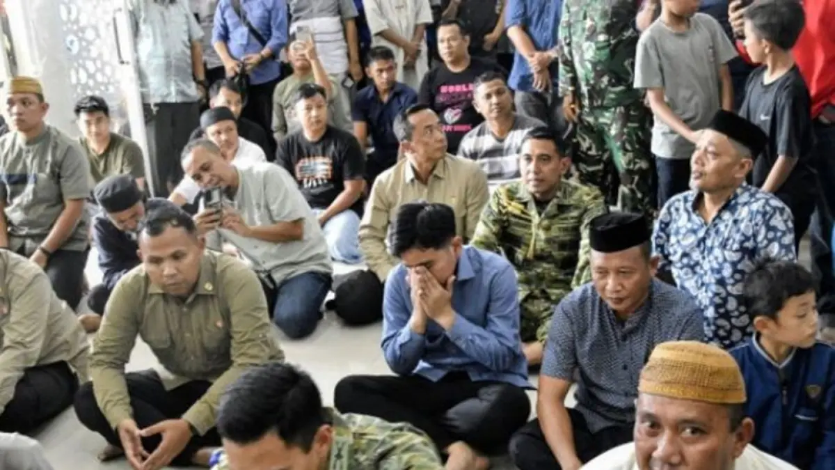  Wakil Presiden RI, Gibran Rakabuming Raka, melaksanakan Salat Jumat di Masjid Al-Falah Gorontalo.(F:istimewa)