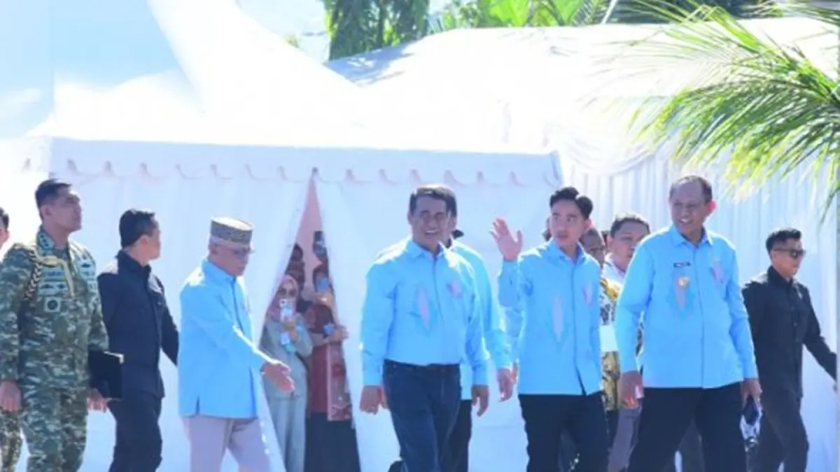 Bupati Sofyan Puhi saat mendampingi Mentan Amran Sulaiman dan Wapres Gibran Rakabuming Raka (F:istimewa)