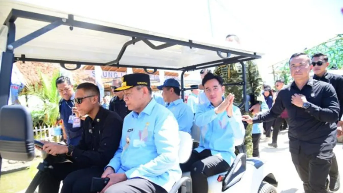 Didampingi Gubernur Gorontalo Gusnar Ismail, Wapres Wakil Presiden Gibran Rakabuming Raka meninjau stand Pekan Nasional Petani Nelayan (Penas) XVII 2026 di Sport Center Limboto, Kabupaten Gorontalo.(F:Istimewa)