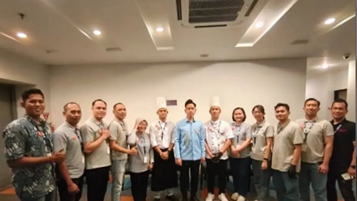 Foto bersama Gibran Rakabuming Raka dengan karyawan FOX Hotel. (F:istimewa)