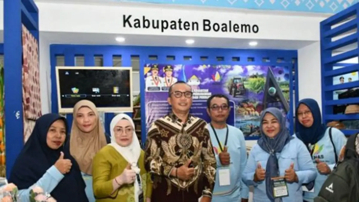 Wabup Boalemo Lahmudin Hambali saat berada di stand pameran Kabupaten Boalemo pada ajang PENAS XVII di GOR David-Toni Limboto.(F:Prokopim)