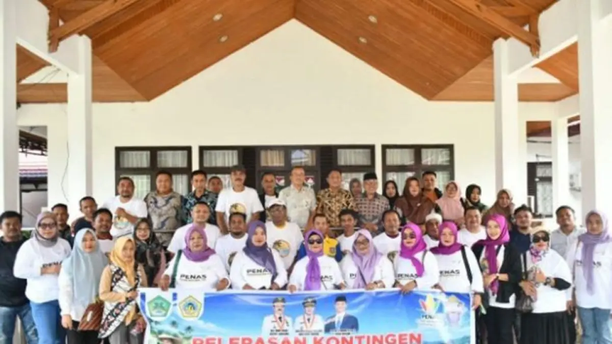 Wabup Boalemo Lahmudin Hambali saat melepas kontingen Bolameo pada PENAS yang ber;aangsung di Limboto.(F:Prokopim)