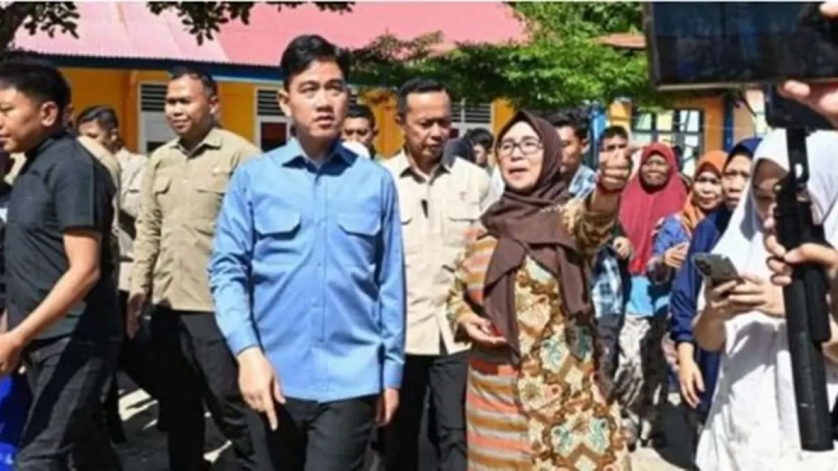 Wakil Presiden Republik Indonesia, Gibran Rakabuming, menyempatkan diri meninjau SDN 07 Bulango Utara yang sebelumnya mengalami musibah kebakaran pada tahun 2022. (Foto Biro Pers Sekretariat Wapres)