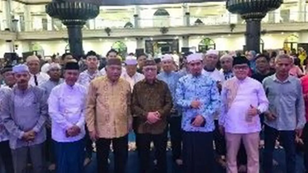 Bupati Gorontalo, Sofyan Puhi, menyebut kehadiran Ustaz Solmed memberikan energi positif bagi masyarakat sekaligus melengkapi berbagai agenda.(F:DKmfo)