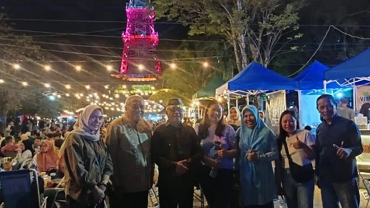 Bupati Gorontalo, Sofyan Puhi, yang turun langsung meninjau sejumlah lokasi usaha bersama Wakil Bupati Tonny S. Junus, (F:DKmfo)