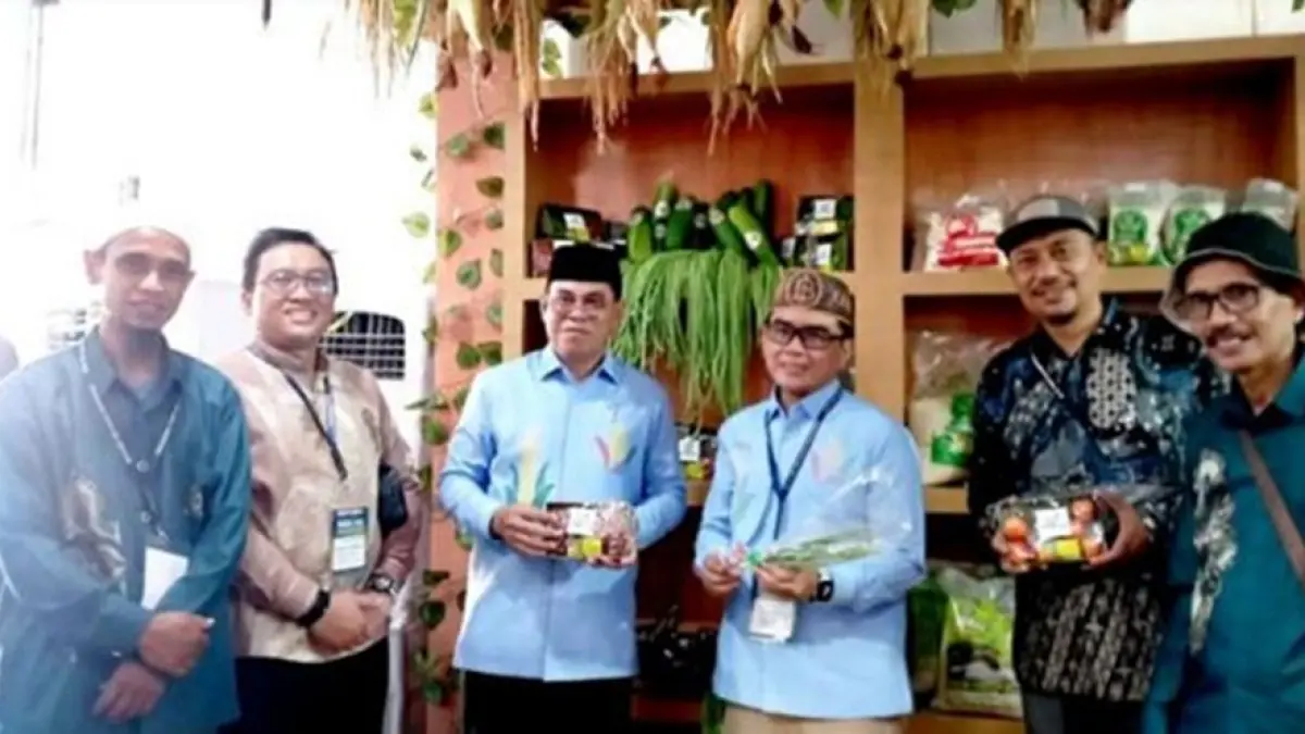 Sekretaris Daerah Kabupaten Bone Bolango, Iwan Mustapa, yang menyempatkan diri meninjau langsung berbagai produk unggulan yang dipamerkan.(F:DKmfo)