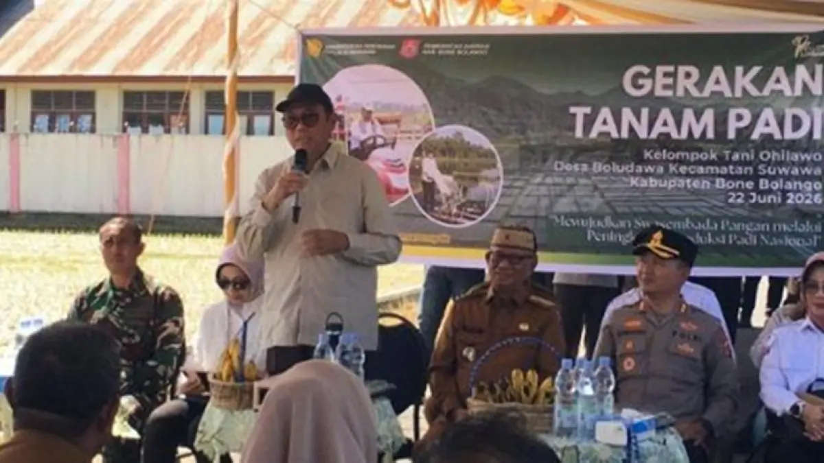 Gerakan Tanam Padi bersama Kelompok Tani Ohilawa di Desa Boludawa, Kecamatan Suwawa dihadiri Bupati Bone Bolango, Ismet Mile, Staf Khusus Menteri Pertanian Bidang Kebijakan Pertanian, Sam Herodian, serta Kepala BPPSDMP, Idha Widi Arsanti.(F.Indra/Diskominfo)