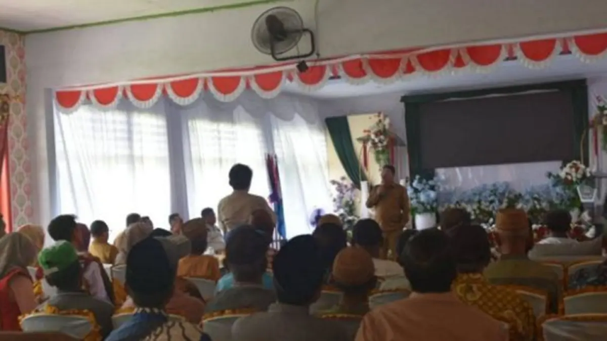 Bupati Rum Pagau saat memberikan klarifikasi kepada atas ketidak hadiran Menteri Transmigrasi ke Boalemo.(F;Prokopim)