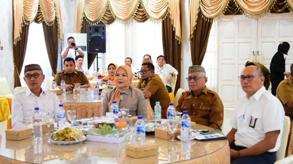 WagubGorontalo Idah Syahidah Rusli Habibie, Bupati Kabgor Sofyan Puhi, Bupati Pohuwato Saipul Mbuinga dan Kepala BPJN Akmizal, saat mengikuti secara virtual peresmian jalan daerah sepanjang 1.151 kilometer secara nasional oleh Presiden Republik Indonesia Prabowo Subianto.( Foto – Nova Diskominfotik).
