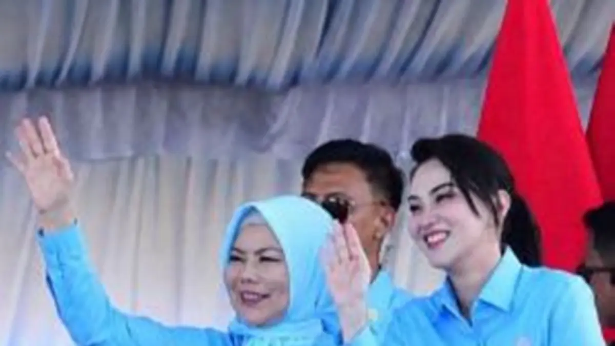 Gubernur Maluku Utara, Sherly Tjoanda berpose dengan Wakil Gubernur Gorontalo Idah Syaidah Rusli Habibie usai puncak PENAS KTNA di GOR David -Tony Limboto.(F:Istimewa)