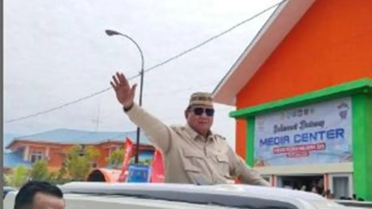 Momen Presiden Prabowo menyapa warga Gorontalo usai puncak acara PENAS KTNA di GOR David -Tony Limboto.(F:istimewa)