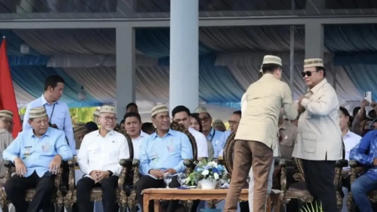 Presiden Republik Indonesia Prabowo Subianto saat menerima lencana emas KTNA pada acara puncak PENAS XVII yang berlangsung di GOR David-Tony Limboto, Kabupaten Gorontalo, Provinsi Gorontalo, Rabu (24/06). ANTARA/Zulkifli Polimengo.