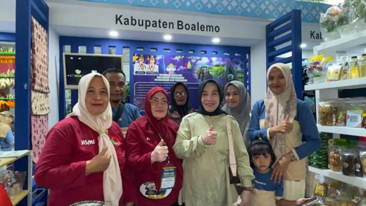 Produk-produk unggulan Kabupaten Boalemo mendapat 

perhatian khusus dari Ketua Tim Penggerak PKK Kabupaten Boalemo, Ny. Hj. Hartati Moha Pagau, saat meninjau stand pameran daerah tersebut pada ajang Pekan Nasional (Penas) KTNA XVII di Kabupaten Gorontalo.(F:DKmfo)