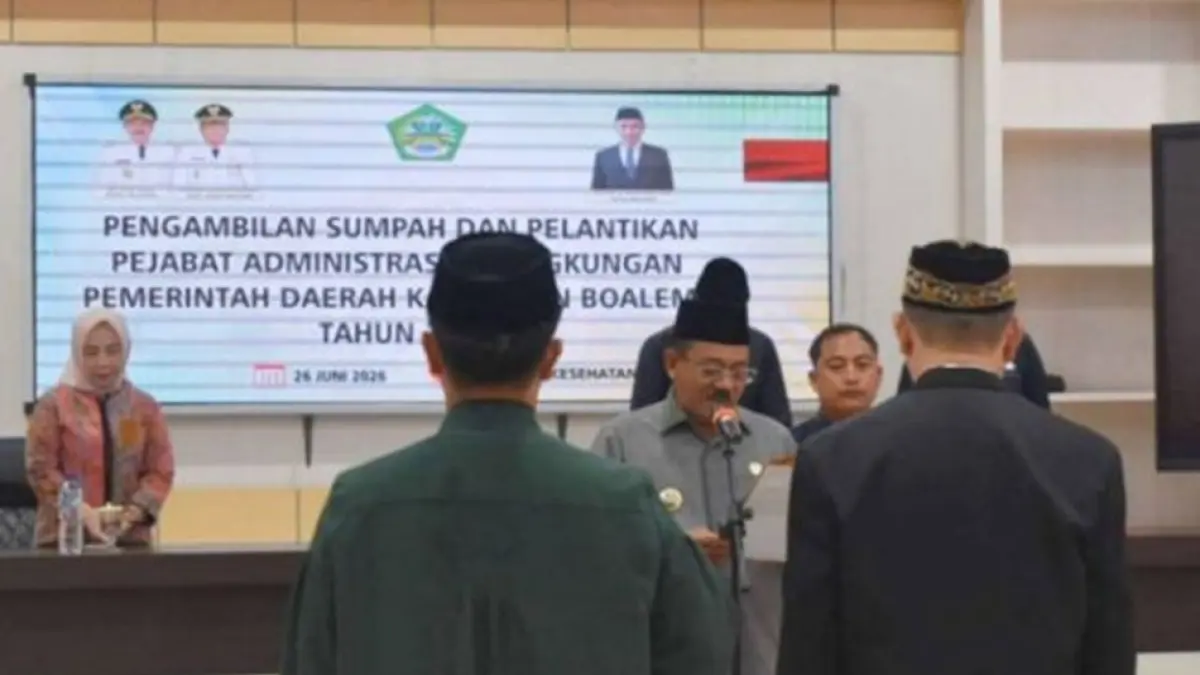 Bupati Boalemo, Rum Pagau, resmi melantik dr. Roni Imran sebagai direktur Rumah Sakit Clara Gobel (RSCG).(F:Prokopim)