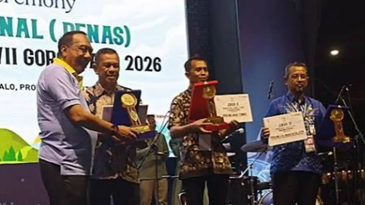 Ketua Panitia PENAS Petani Nelayan XVII adalah Dr. Ir. Muljady D. Mario, M.Si, yang juga menjabat sebagai Kepala Dinas Ketahanan Pertanian  Provinsi Gorontalo menyerahkan hadiah kepada para pemenang.(F:Istimewa)