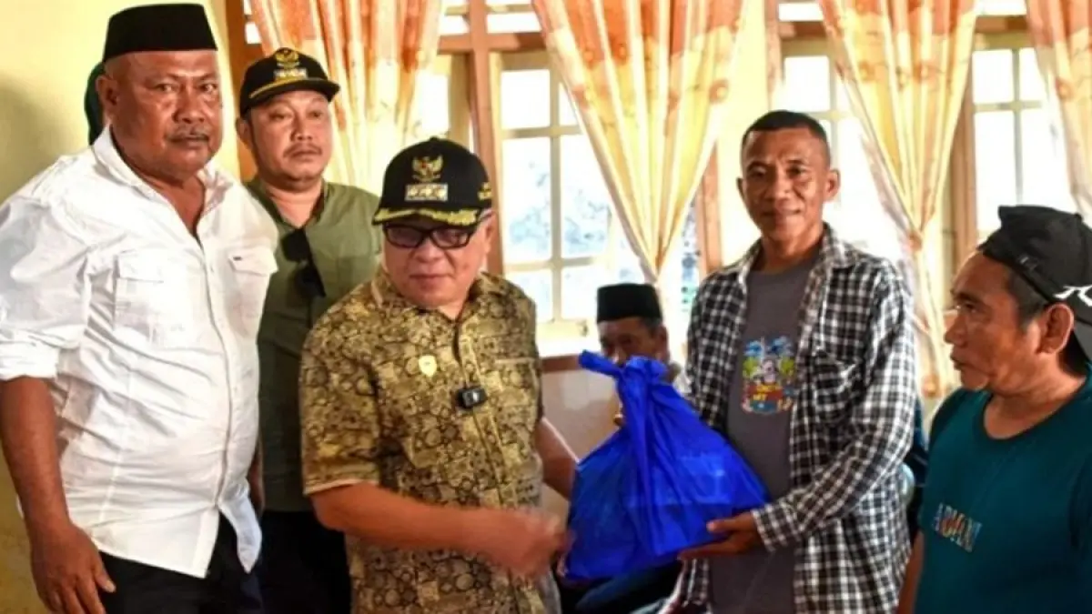 Bupati Sofyan Puhi serahkan langsung bantuan sembako dari Presiden Prabowo atas suksesnya pelaksanaan PENAS di Kabupaten Gorontalo.(F:DKmfo)
