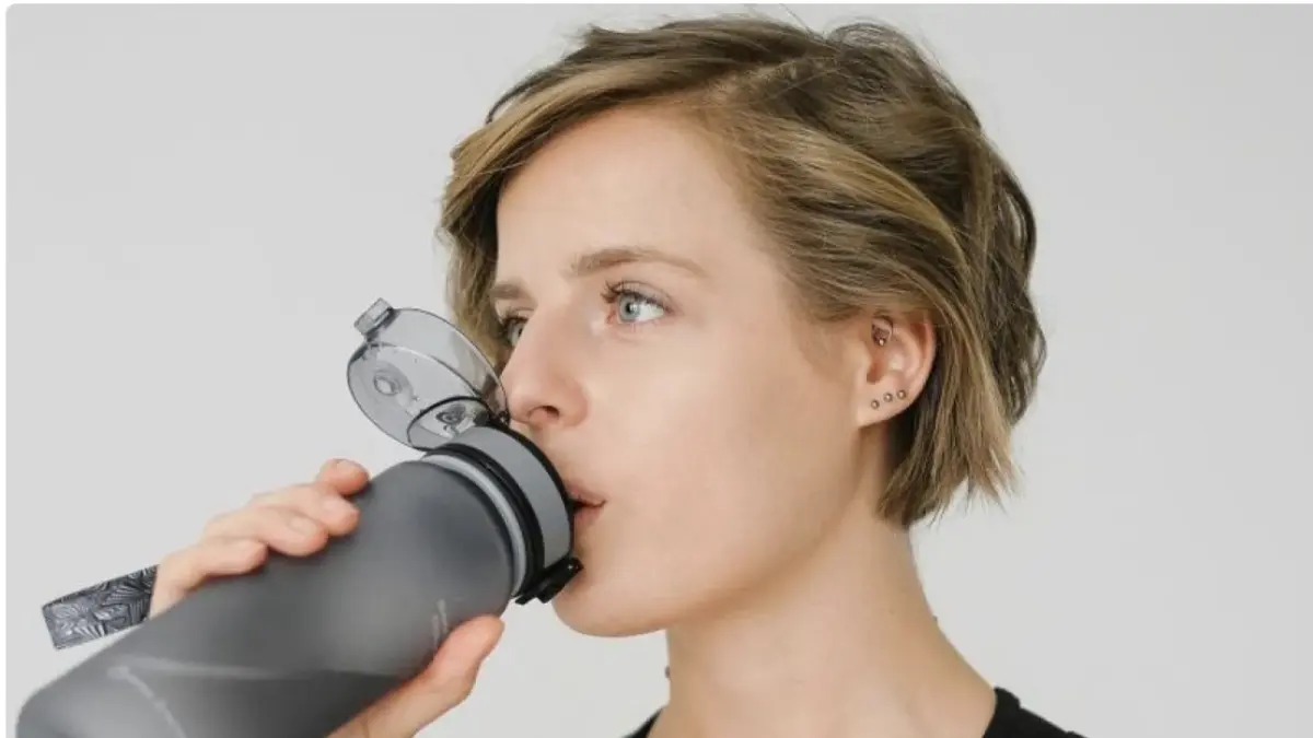 Ilustrasi seseorang minum dari botol air. (Pexels-Anna Shvets)