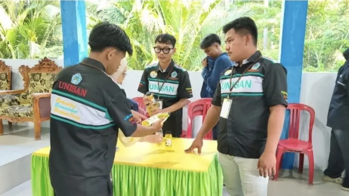 Masyarakat desa owalanga sedang menicicipi produk UMKM bersama mahasiswa KKN Unisan Gorontalo.ANTARA/Lifka Ismail