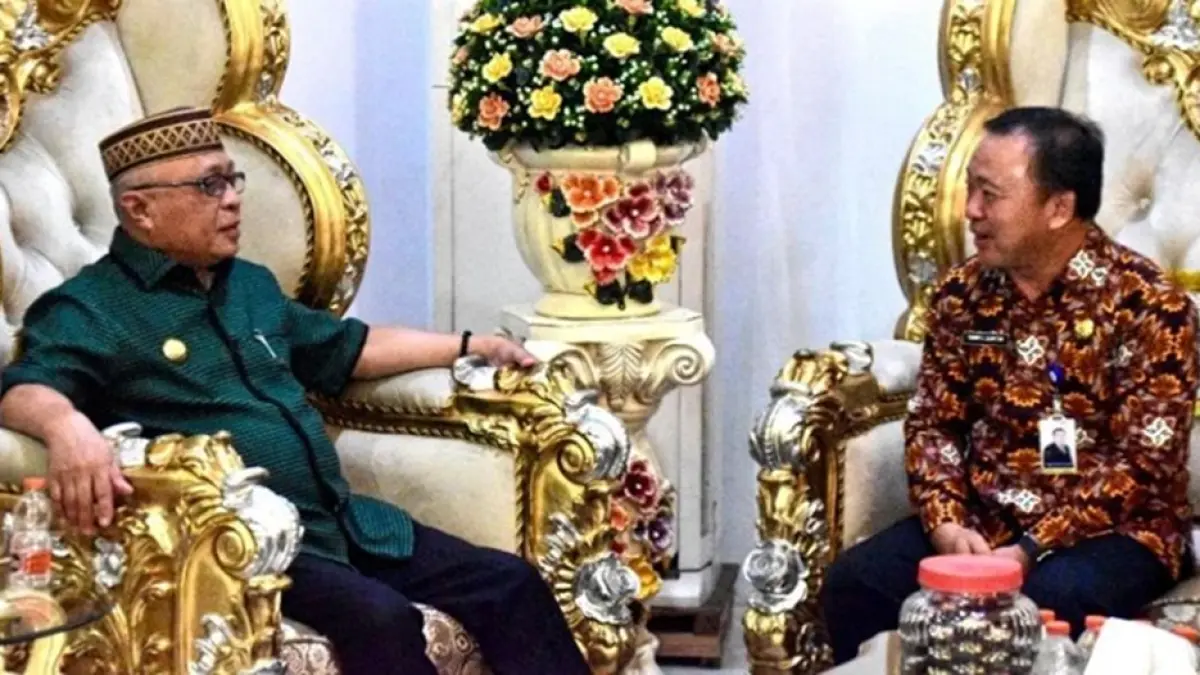 Bupati Gorontalo Sofyan Puhi menerima  Kepala Perwakilan BKKBN Provinsi Gorontalo, Tenny 
Calvenny Soriton.(F:Diskmfo)