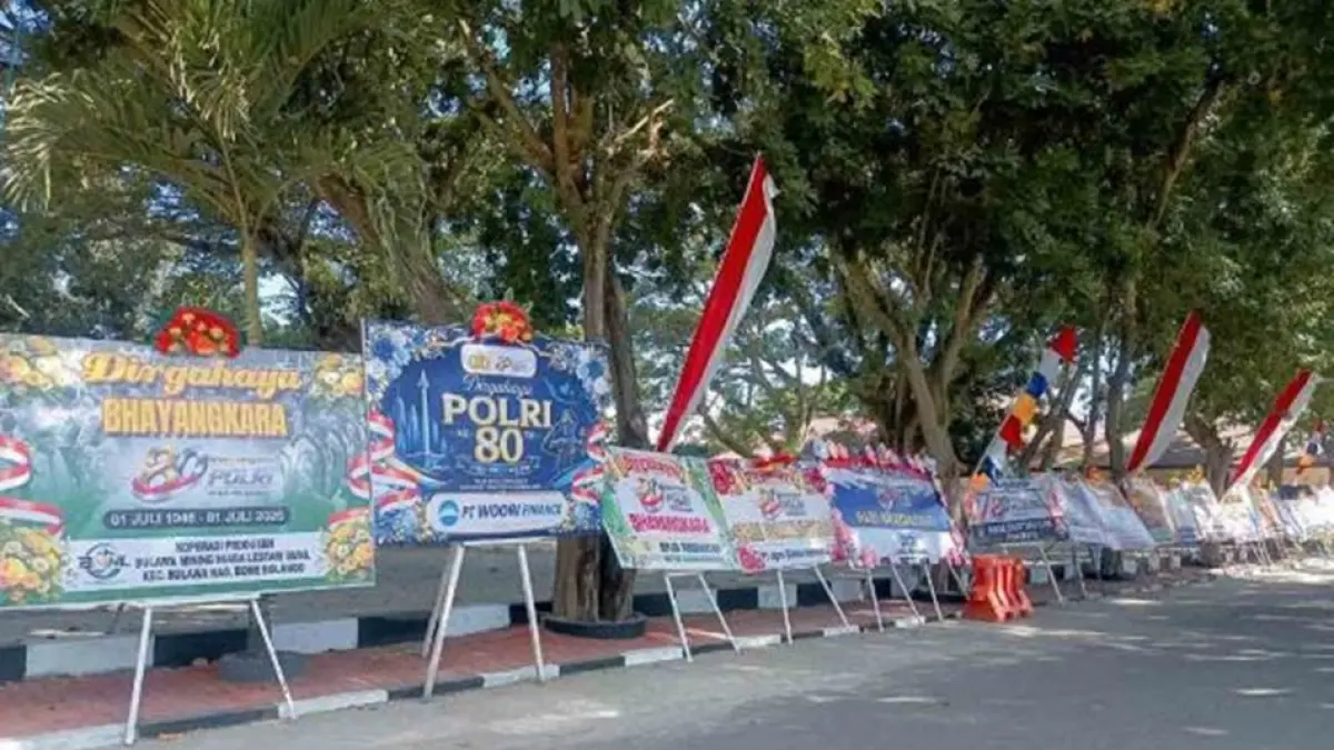 deretan papan bunga itu juga menjadi simbol kuatnya sinergi antara Polri dengan seluruh unsur masyarakat dalam menjaga keamanan dan ketertiban di Provinsi Gorontalo.(F:Hms-Pol)
