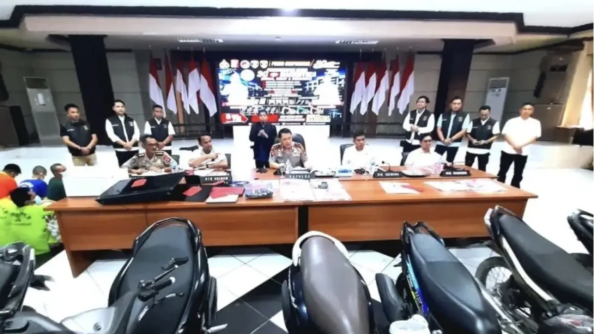 Kapolda Gorontalo Irjenpol Widodo (tengah) saat menyampaikan rilis pengungkapan kasus kriminal selama Januari sampai Juni 2026, bertempat di aula Tinepo Polda Gorontalo. ANTARA/Zulkifli Polimengo 