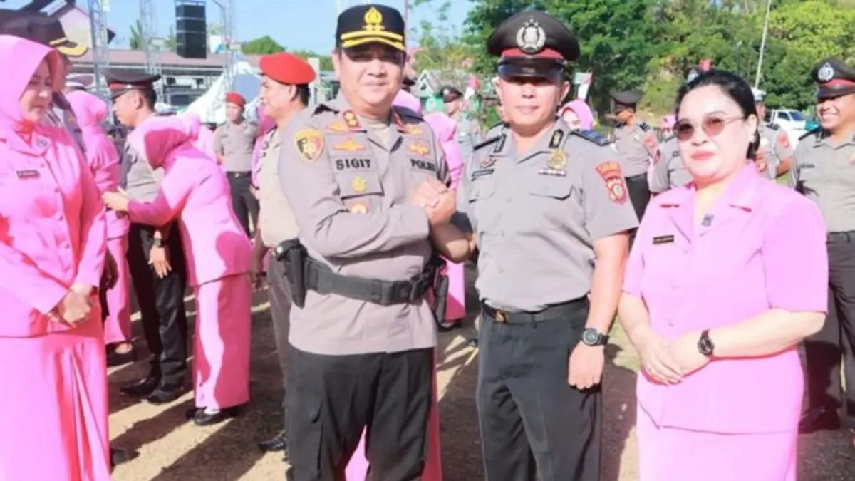 Kapolres Boalemo, Sigit Rahayudi berikan ucapan selamat kepada  para anggota yang memperoleh kenaikan pangkat .(F:Hms-Pol)