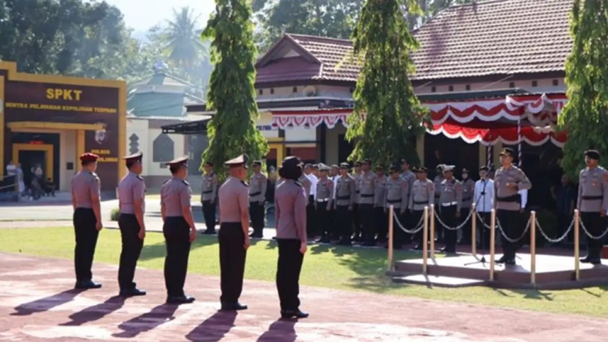 Kapolres Bone Bolango, Supriantoro. pimpin upacara kenaikan pangkat yang digelar di Lapangan 
Sanika Satyawada Mapolres Bone Bolango.(F:Hms-Pol)
