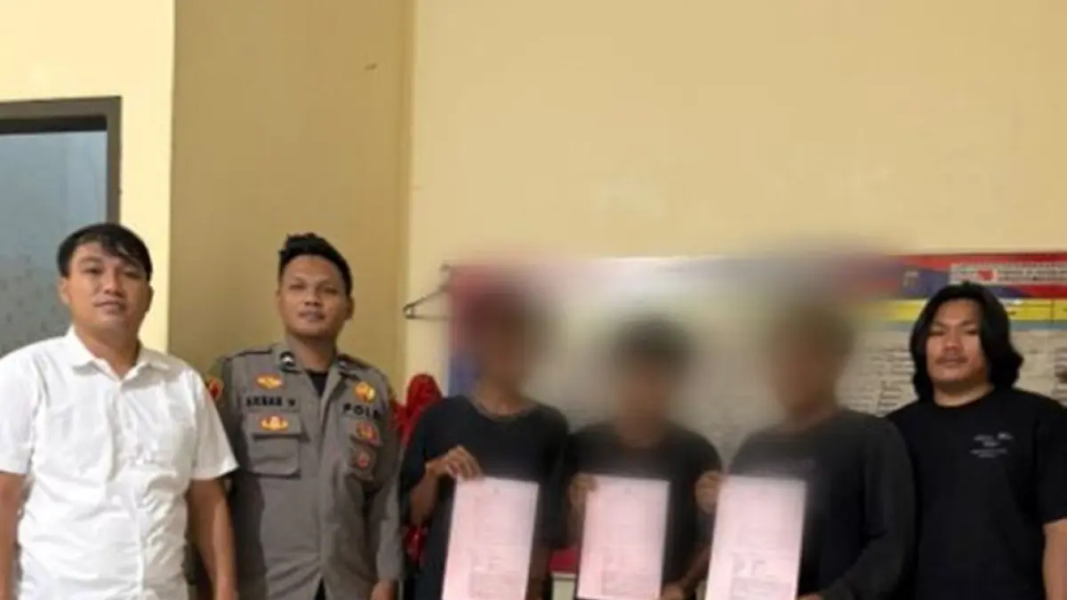 Tiga orang yang diamankan dalam operasi tangkap tangan di Desa Teratai, Kecamatan Marisa, kini resmi berstatus tersangka dan menjalani penahanan di Rumah Tahanan Negara Polres Pohuwato.(F:Hmss-Pol)