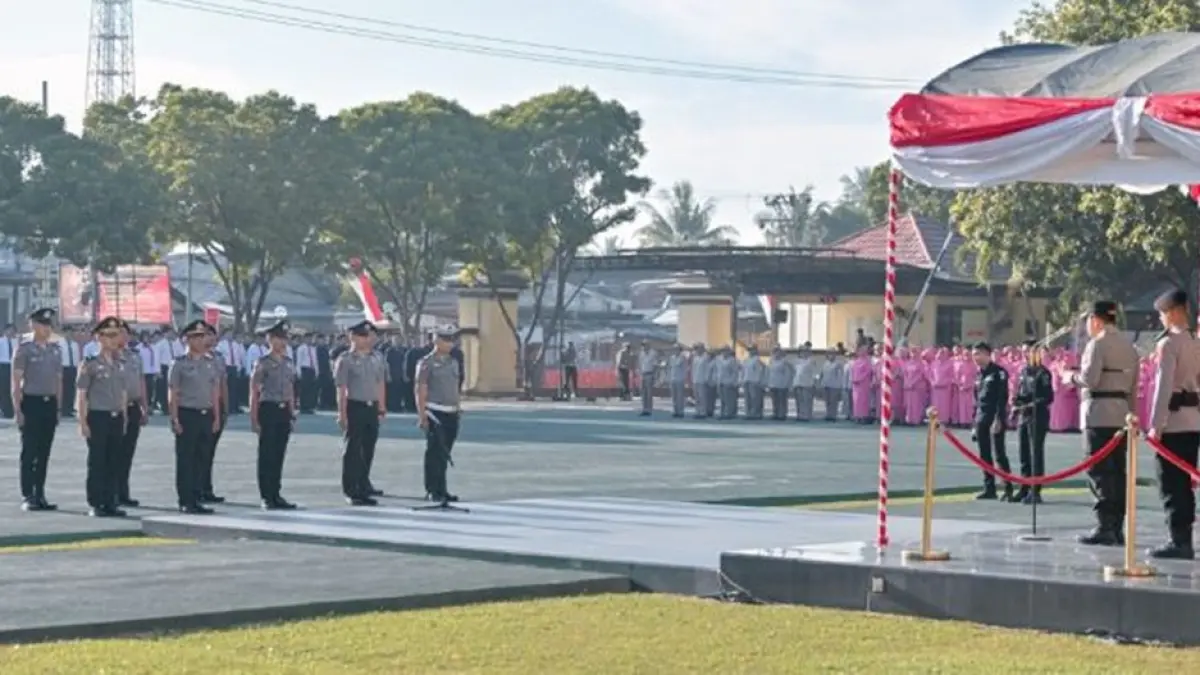  Upacara dipimpin Wakapolda Gorontalo, 215 personel yang bertugas di lingkungan Polda mendapatkan kenaikan pangkat, terdiri atas enam Perwira, 190 Bintara, dan 19 Tamtama. (F:Hms-Pol)