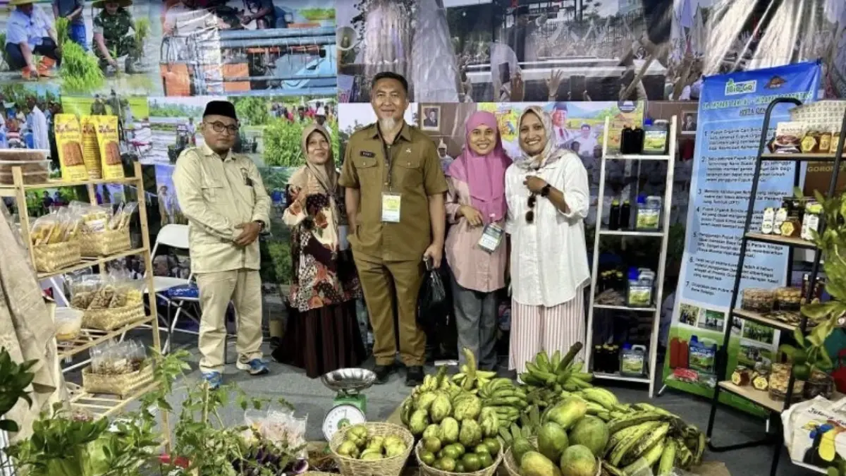Kepala Badan Pengembangan Sumber Daya Manusia (BPSDM) Provinsi Gorontalo Budiyanto Sidiki bersama petani Desa Pangahu, Kabupaten Gorontalo, Kamis (2/7/2026). ANTARA/Faradila Alim