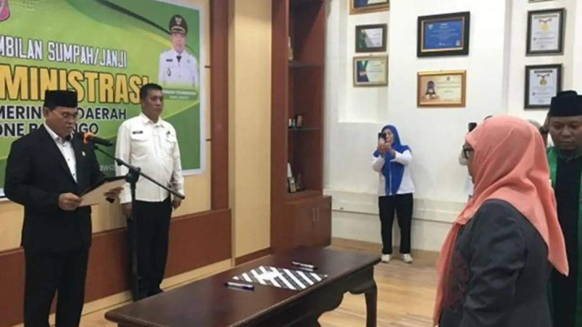 Sekretaris Daerah Bone Bolango, Iwan Mustapa, melantik dan mengambil sumpah jabatan Erna Patuti sebagai Kepala Bagian Tata Pemerintahan dan Kerja Sama Daerah.(F:Diskminfo)