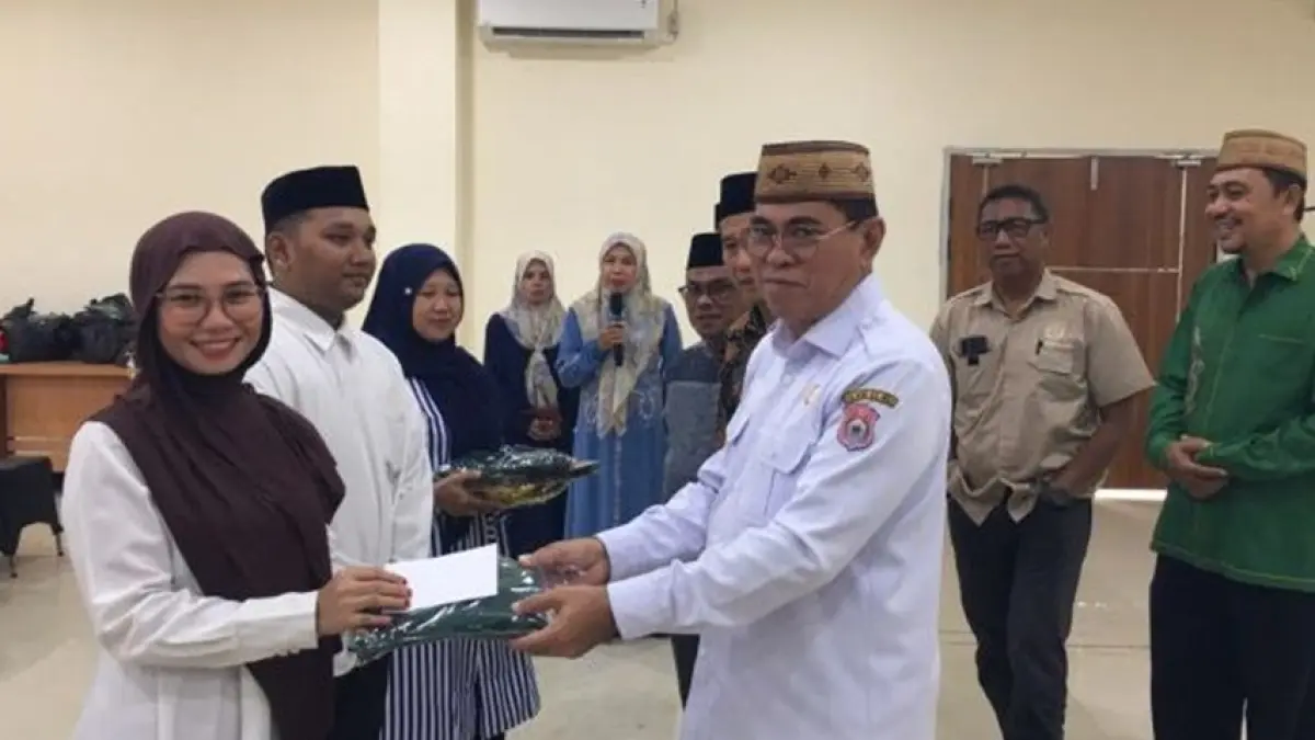 Sekda Iwan Mustafa melepas kafilah Bone Bolango dalam ajang MTQ tingkat Provinsi Gorontalo.(F:Diskmfo)