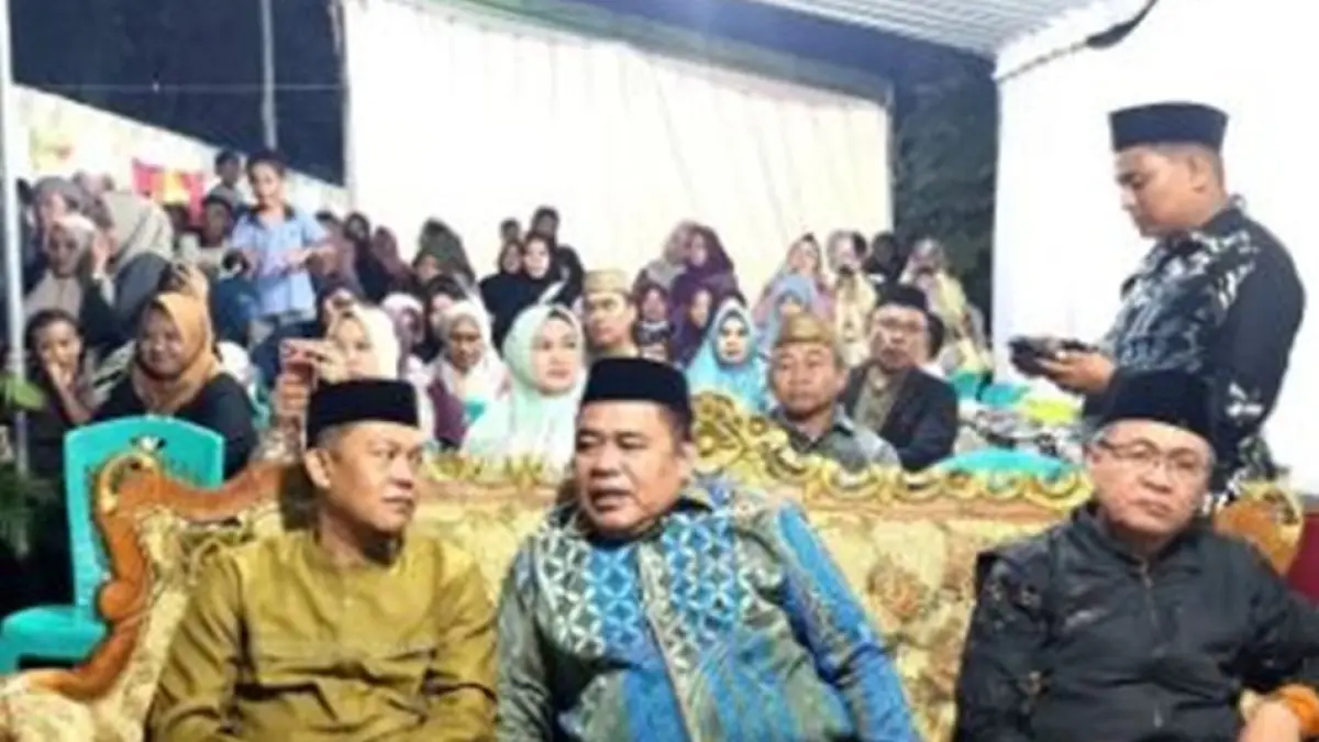 Sekda Sugondo Makmur mewakili Bupati Kabupaten Gorontalo saat menghadiri Festival Apangi di Desa Tolotio .(F:Diskmfo)