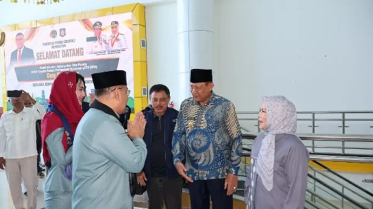 Wakil Menteri Agraria dan Tata Ruang/Wakil Kepala Badan Pertanahan Nasional (ATR/BPN) RI, Ossy Dermawan tiba di Gorontalo disambut Gubernur Gusnar Ismail dan Wakil Gubernur Idah Syahidah Rusli Habibie.(F:Diskmfotik)