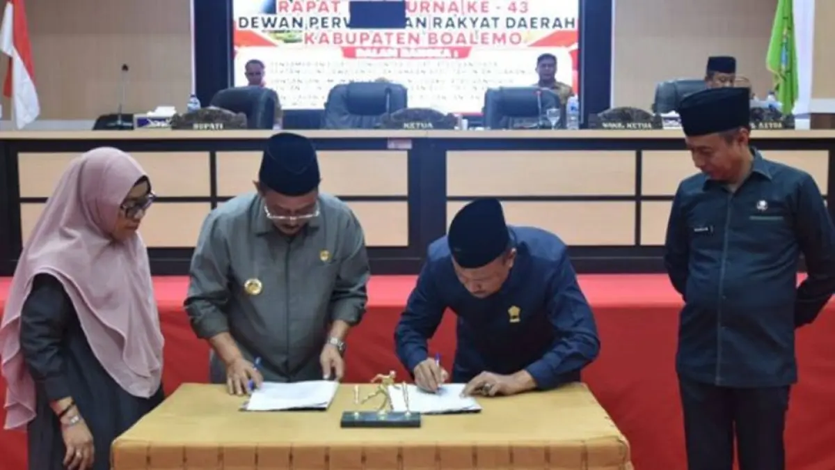 Bupati Boalemo, Drs. Rum Pagau, saat menghadiri Sidang Paripurna DPRD terkait penyampaian Rancangan Peraturan Daerah tentang Pertanggungjawaban Pelaksanaan APBD Tahun Anggaran 2025.(F:Diskmfo)