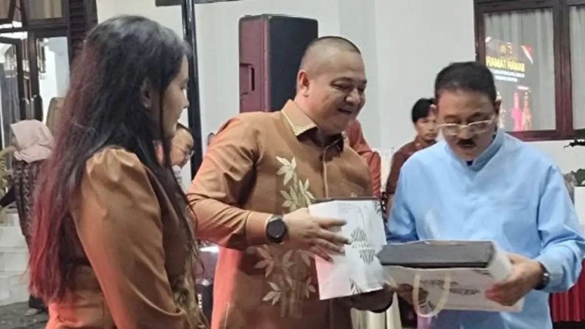 Bupati Boalemo Rum Pagau memberikan bingkisan kepada mantan Kapolres Boalemo AKBP Sigit Rahayudi dan Istri.(F:Diskominfo)