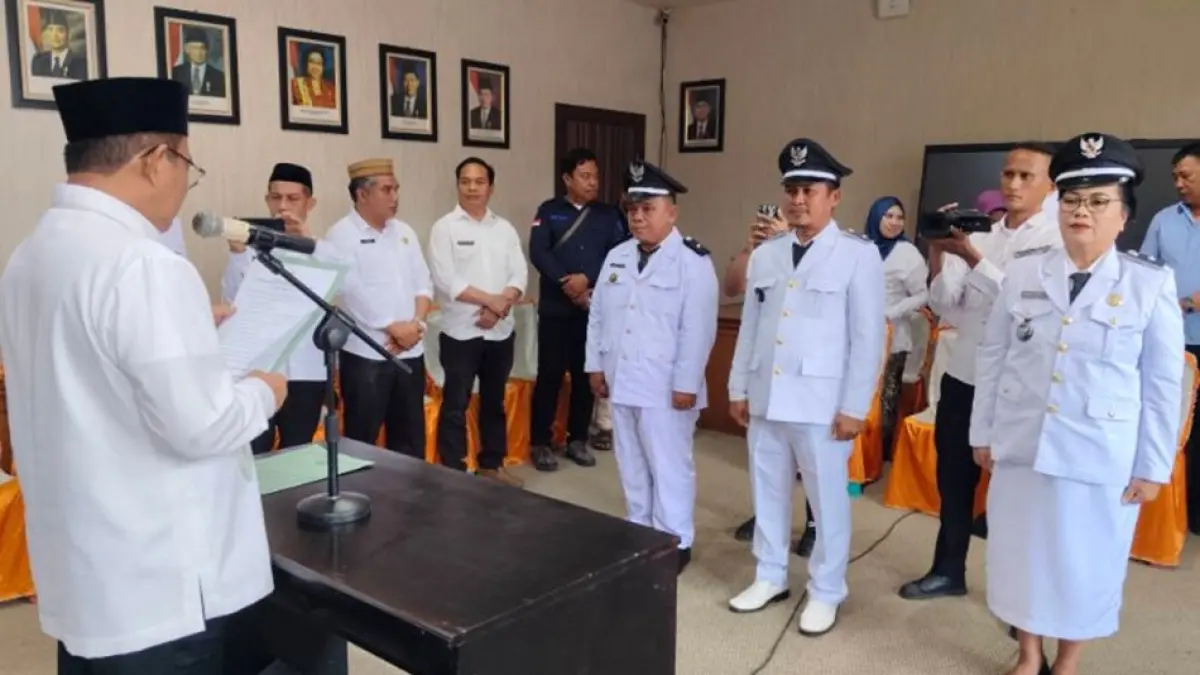 Bupati Rum Pagaui melantikk tiga Pj Kepala Desa berlangsung di Ruang Vicon Kantor Bupati Boalemo. (F:Diskominfo)