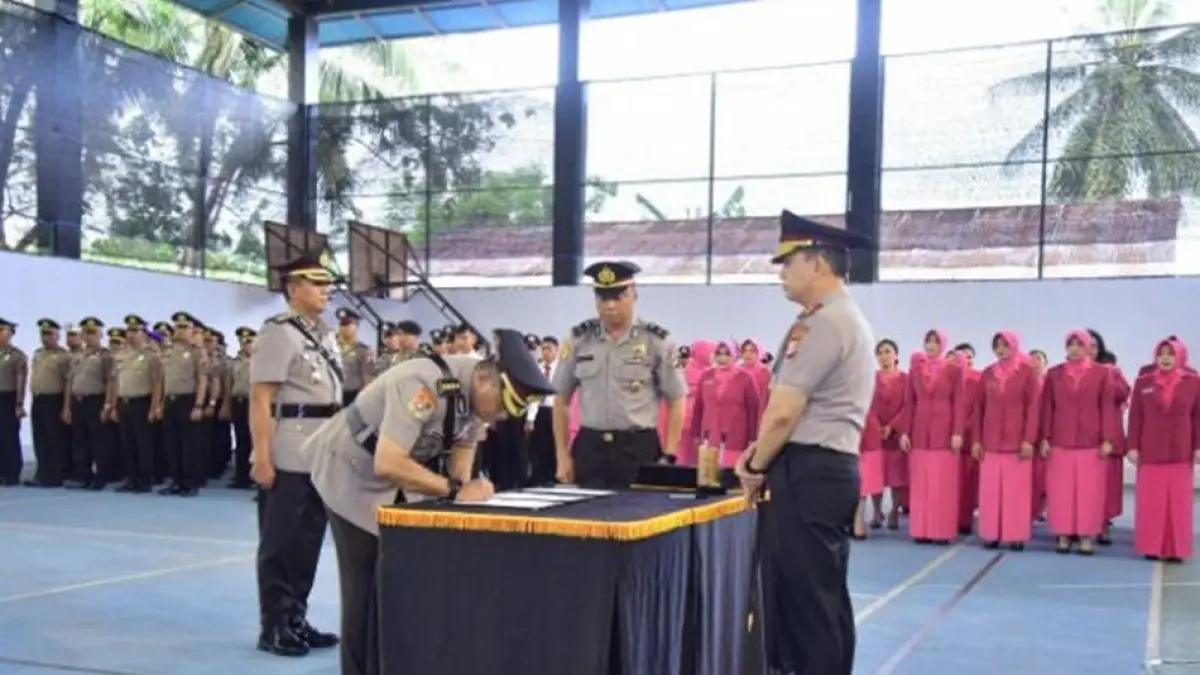 Pelaksanaan Serah Terima Jabatan (Sertijab) sejumlah pejabat utama yang dipimpin langsung Kapolda Gorontalo, Irjen Pol. Drs. Widodo, SH., MH.(F:Hms-Pol)