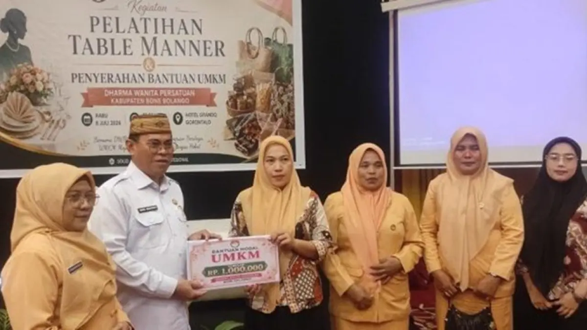  Penyerahan Bantuan UMKM Bidang Ekonomi yang digelar Dharma Wanita Persatuan (DWP) Kabupaten Bone Bolango di Grand Q Hotel Gorontalo.(F:Diskmfo)