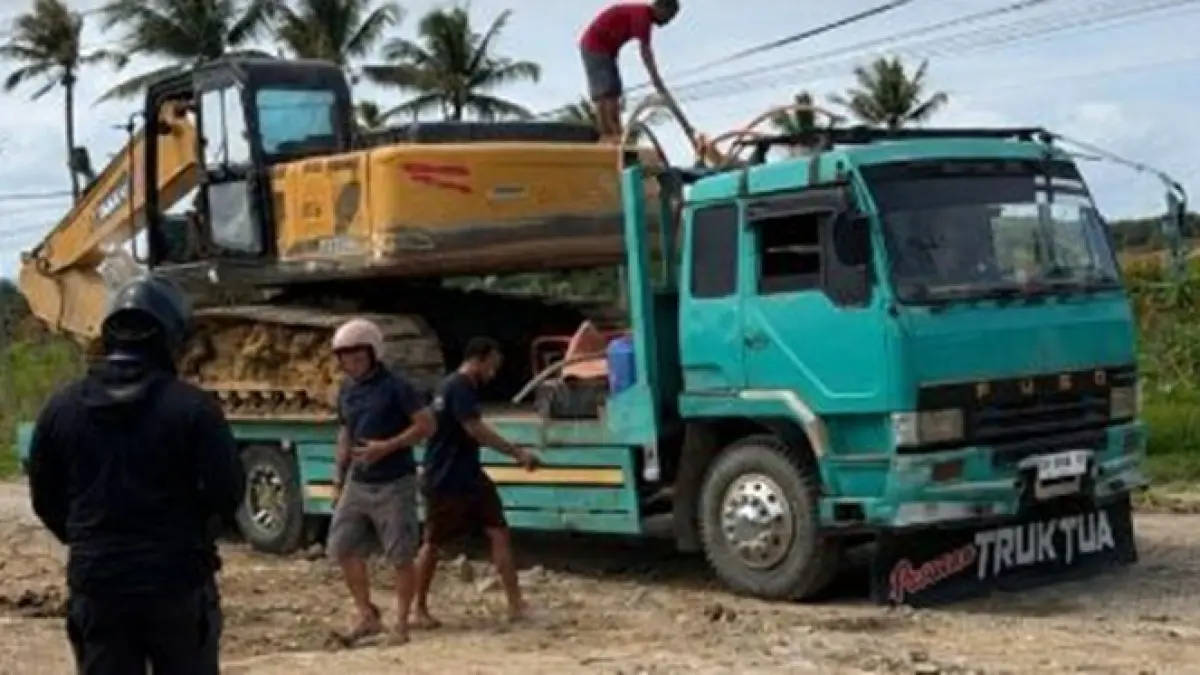 Satreskrim Polres Pohuwato mengamankan sebuah excavator merek SANY berwarna kuning yang digunakan dalam proses penambangan emas tanpa izin.(F:Hms-Pol)