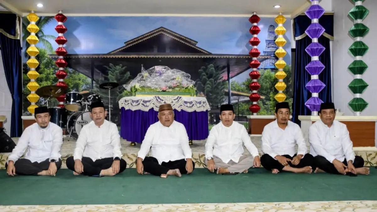 Pemerintah Kabupaten Gorontalo terus menunjukkan penghormatan mendalam atas wafatnya tokoh nasional asal Gorontalo, almarhum **Rachmat Gobel**. Memasuki hari keenam rangkaian doa, Wakil Bupati Gorontalo **Tonny S. Junus** memimpin langsung kegiatan tadarus Al-Qur’an yang digelar di Aula Rumah Dinas Bupati Gorontalo, Minggu (12/7/2026).
