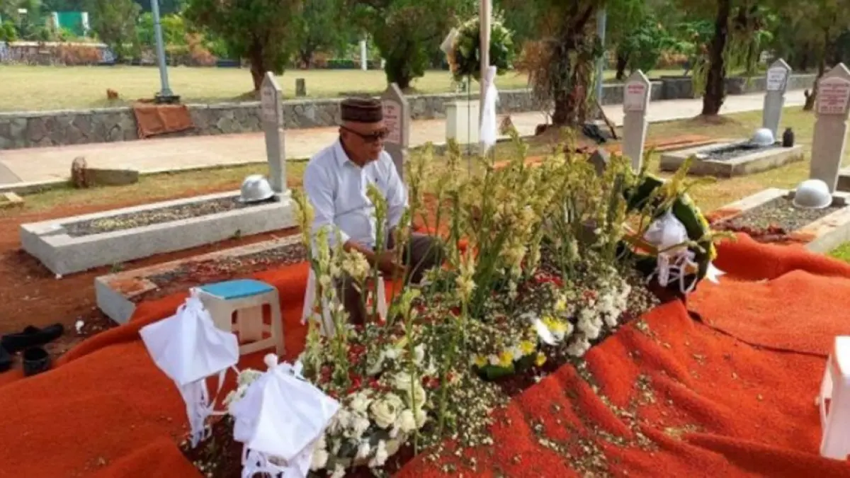 Bupati Gorontalo Sofyan Puhin ziarah di makam almarhum Rachmat Gobel di taman Makam Pahlawan Kalibata Jakarta (F:Istimewa)