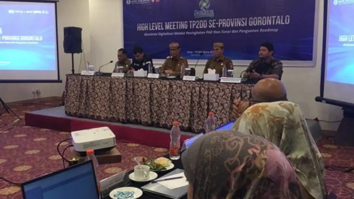 Bupati Ismet saat menjadi pembicara dalam High Level Meeting Tim Percepatan dan Perluasan Digitalisasi Daerah (TP2DD) se-Provinsi Gorontalo dan Workshop Penyusunan Roadmap Elektronifikasi Transaksi Pemerintah Daerah (ETPD) di Fox Hotel Kota Gorontalo.(F:Diskmfo)