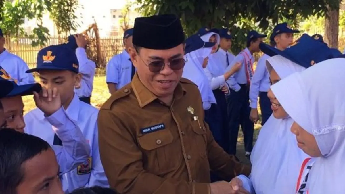 Sekretaris Daerah Bone Bolango, Iwan Mustapa, saat  memimpin Apel Perdana Satuan Pendidikan Jenjang SMP Tahun Ajaran 2026/2027 berlangsung di SMP 2 Kabila (F:Diskmfo)