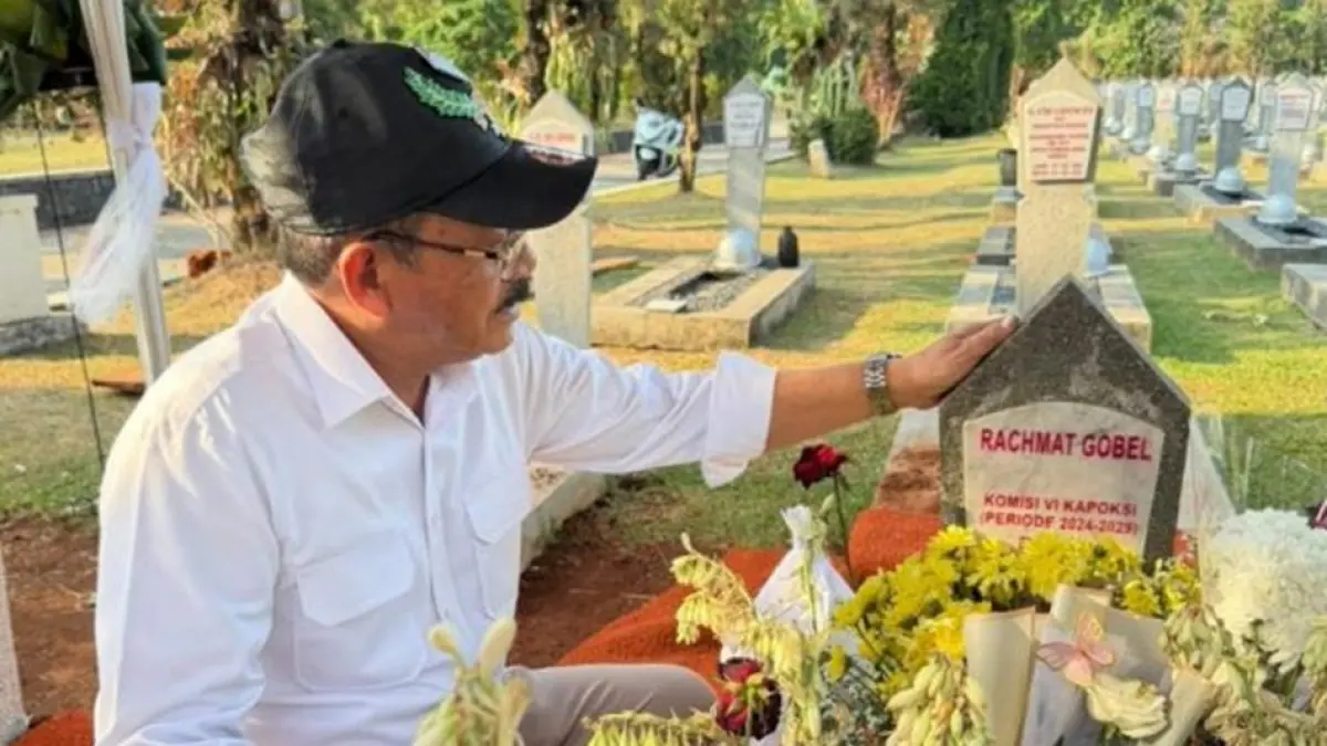 Bupati Boalemo Rum Pagau ziarah ke makam almarhum Rachmat Gobel di TMP Kalibata Jakarta (F:Diskmfo)