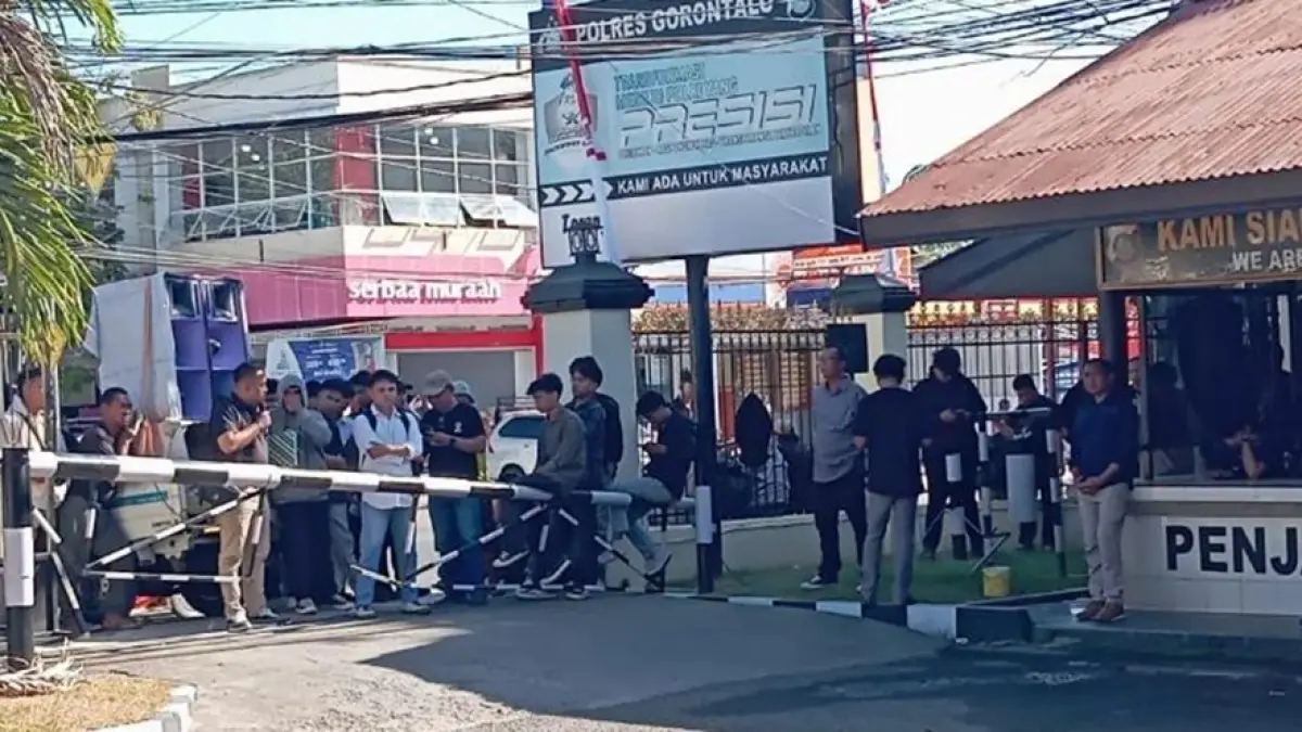 Demo Aliansi Masyarakat Peduli Hukum (AMPH) Provinsi Gorontalo menggelar aksi demonstrasi di Mapolres Gorontalo,(F:Istimewa)